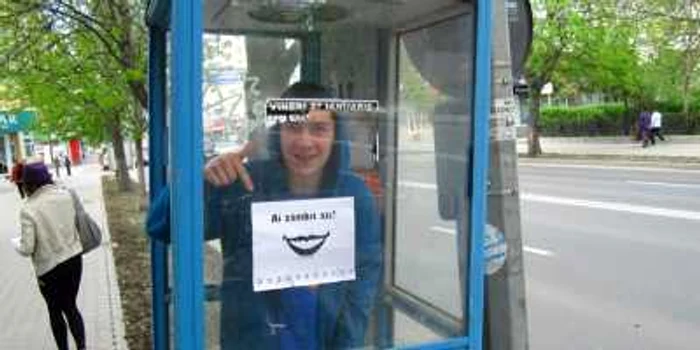 Tinerii îi îndeamnă pe focşăneni să zâmbească mai mult