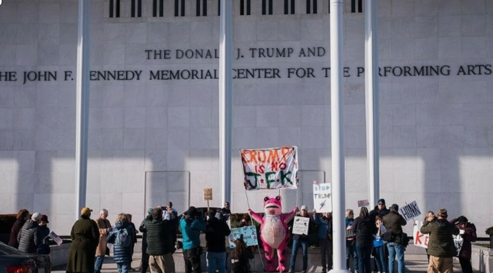 După ce a vrut să-și pună numele pe Centrul Kennedy, Trump amenință acum cu demolarea clădirii. „Este de neconceput, este nedemn"