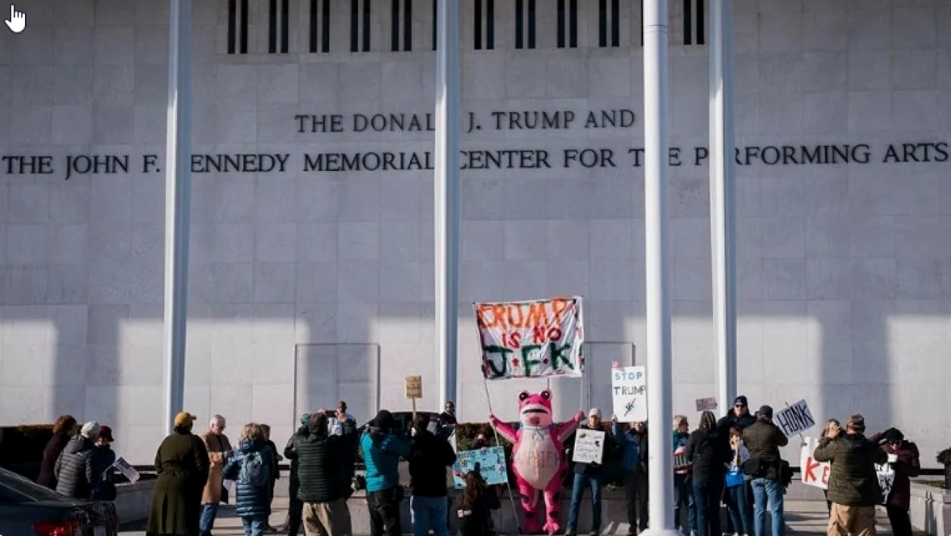 Donald Trump şi-a pus numele pe Centrul Kennedy, dar decizia este contestată în instanţă.