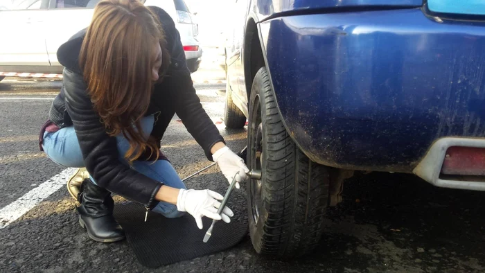 Femeile învaţă să schimbe roata la maşină FOTO Ştefan Both