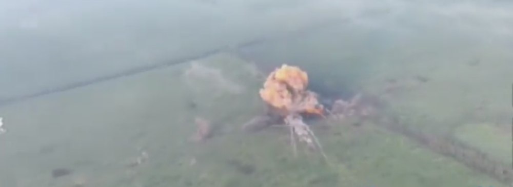 Momentul în care un „tanc kamikaze” rus trimis către tranșeele ucrainene este aruncat în aer VIDEO