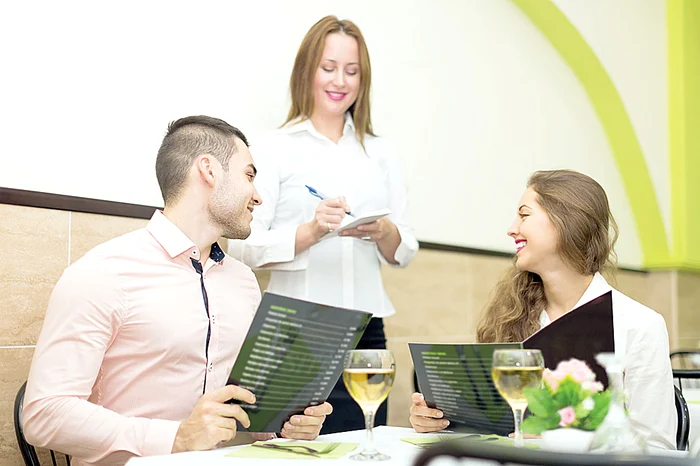 
    Clienţii nu sunt obligaţi să lase o  “atenţie”, dar, dacă vor dori, va trebui  să ţină cont de faptul că nu toţi banii vor  mai ajunge în buzunarul ospătarului  