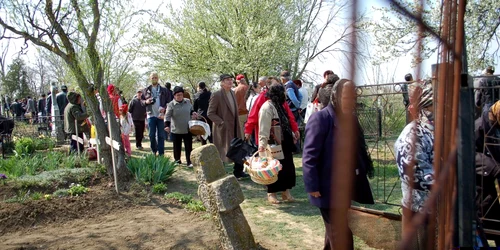 Oamenii merg în cimitir şi dau de pomană Foto: Centrul Judeţean pentru Cultură Ialomiţa