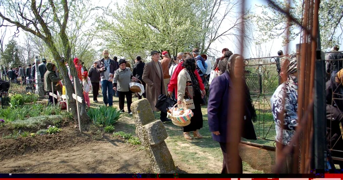 Oamenii merg în cimitir şi dau de pomană Foto: Centrul Judeţean pentru Cultură Ialomiţa