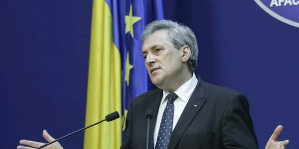 Ministrul de interne Marcel Vela prezintă ordonanţa militară 11 FOTO Inquam Photos / Octav Ganea