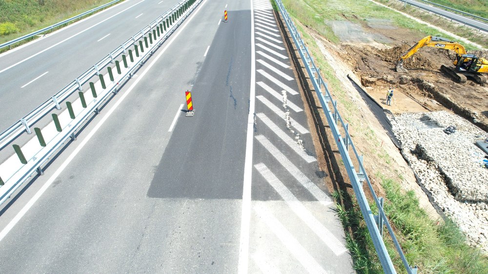 Crapă din nou asfaltul pe Autostrada A10, în zona Alba Iulia Nord. Fisuri în carosabil și restricții de trafic VIDEO