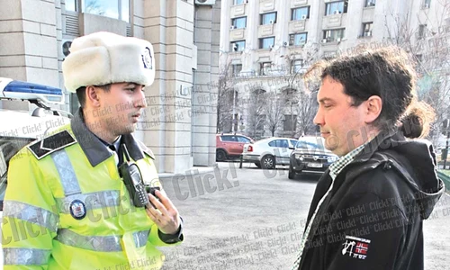 Agentul Laurenţiu Gheorghe  ne arată camera care  a fost montată pe parbriz (Fotografii: Roberto Sălceanu) jpeg