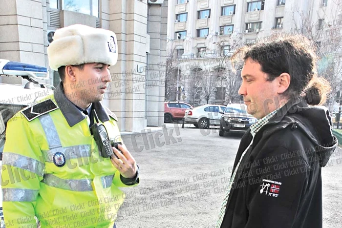 Agentul Laurenţiu Gheorghe  ne arată camera care  a fost montată pe parbriz (Fotografii: Roberto Sălceanu)