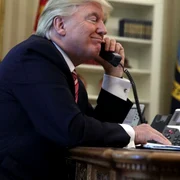Preşedintele american Donald Trump vorbeşte la telefon cu premierul irlandez Leo Varadkar în Biroul Oval al Casei Albe la Washington DC Statele Unite ale Americii FOTO Guliver / Getty Images / Alex Wong 