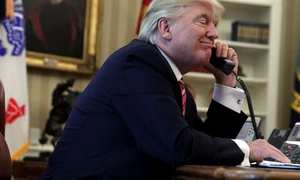 Preşedintele american Donald Trump vorbeşte la telefon cu premierul irlandez Leo Varadkar în Biroul Oval al Casei Albe la Washington DC Statele Unite ale Americii FOTO Guliver / Getty Images / Alex Wong 