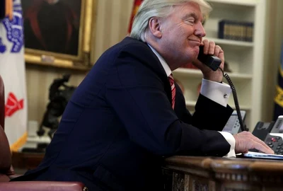 Preşedintele american Donald Trump vorbeşte la telefon cu premierul irlandez Leo Varadkar în Biroul Oval al Casei Albe la Washington DC Statele Unite ale Americii FOTO Guliver / Getty Images / Alex Wong 