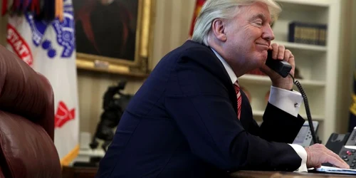Preşedintele american Donald Trump vorbeşte la telefon cu premierul irlandez Leo Varadkar în Biroul Oval al Casei Albe la Washington DC Statele Unite ale Americii FOTO Guliver / Getty Images / Alex Wong 