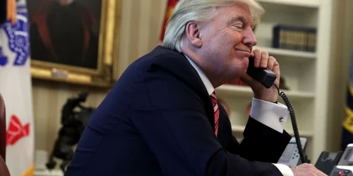 Preşedintele american Donald Trump vorbeşte la telefon cu premierul irlandez Leo Varadkar în Biroul Oval al Casei Albe la Washington DC Statele Unite ale Americii FOTO Guliver / Getty Images / Alex Wong 