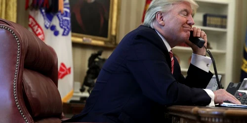 Preşedintele american Donald Trump vorbeşte la telefon cu premierul irlandez Leo Varadkar în Biroul Oval al Casei Albe la Washington DC Statele Unite ale Americii FOTO Guliver / Getty Images / Alex Wong 