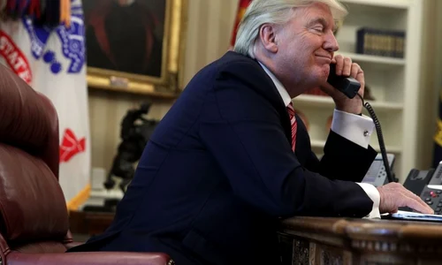 Preşedintele american Donald Trump vorbeşte la telefon cu premierul irlandez Leo Varadkar în Biroul Oval al Casei Albe la Washington DC Statele Unite ale Americii FOTO Guliver / Getty Images / Alex Wong 