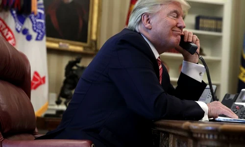Preşedintele american Donald Trump vorbeşte la telefon cu premierul irlandez Leo Varadkar în Biroul Oval al Casei Albe la Washington DC Statele Unite ale Americii FOTO Guliver / Getty Images / Alex Wong