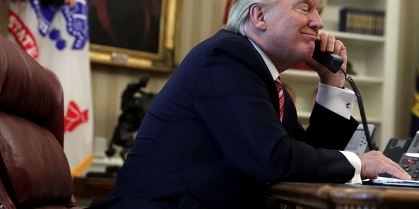 Preşedintele american Donald Trump vorbeşte la telefon cu premierul irlandez Leo Varadkar în Biroul Oval al Casei Albe la Washington DC Statele Unite ale Americii FOTO Guliver / Getty Images / Alex Wong 