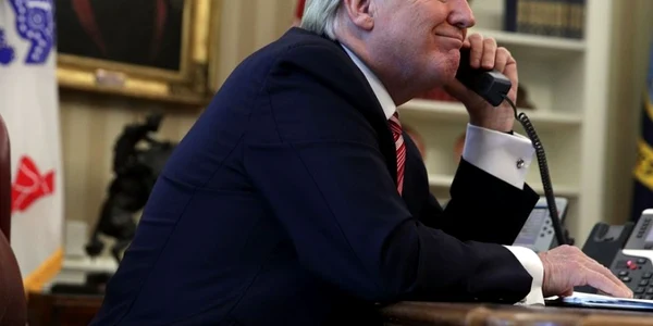 Preşedintele american Donald Trump vorbeşte la telefon cu premierul irlandez Leo Varadkar în Biroul Oval al Casei Albe la Washington DC Statele Unite ale Americii FOTO Guliver / Getty Images / Alex Wong 