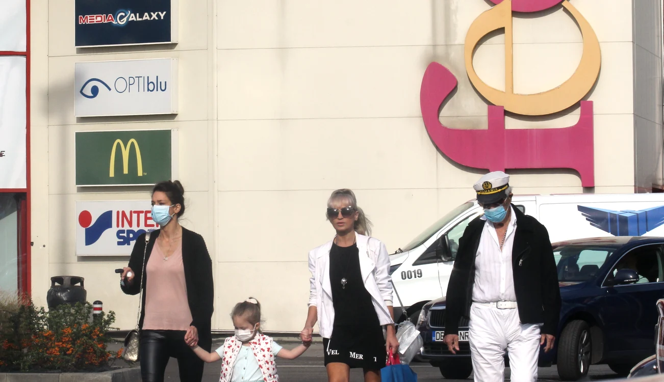 
    Astă-vară, Ion Dichiseanu a fost surprins de fotoreporterii Click! la cumpărături cu „fetele” lui: Simona Florescu, fosta soție, fiica Ioana și nepoțica Anastasia   