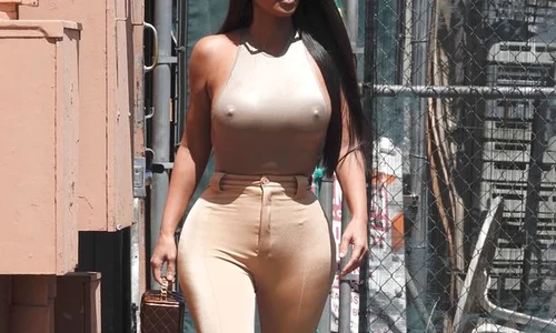 Kim Kardashian a întors capetele trecătorilor, căci a uitat un articol vestimentar important acasă: sutienul  jpeg