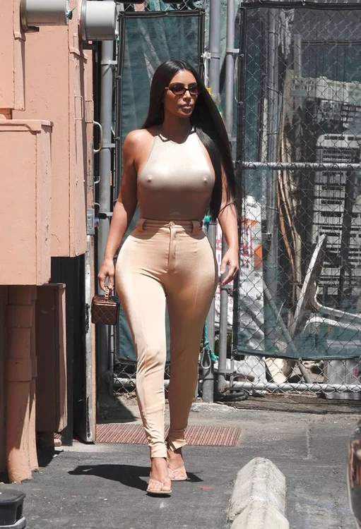 Kim Kardashian a întors capetele trecătorilor, căci a uitat un articol vestimentar important acasă: sutienul 