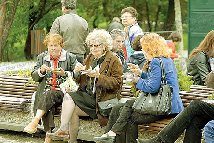 Bucureştenii au  savurat tradiţionalul  mic pe terasa de la mall