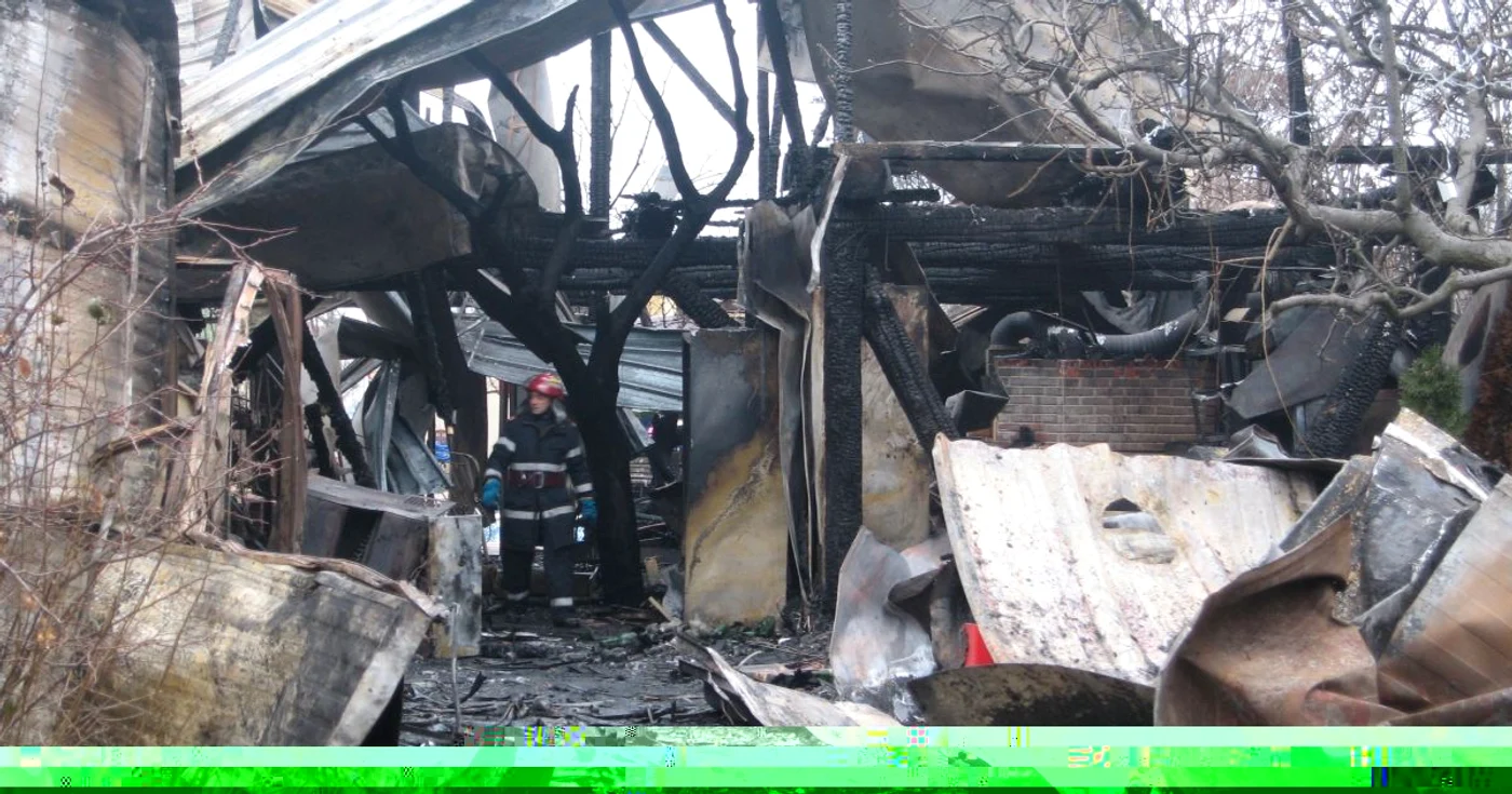 Pompierii încă se află la faţa locului pentru a stabili cauzele producerii incendiului. 