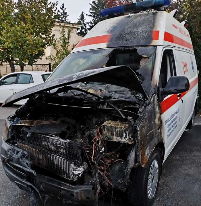 Ambulanța a luat foc în timp ce se afla la încărcat. FOTO SAJ Vaslui