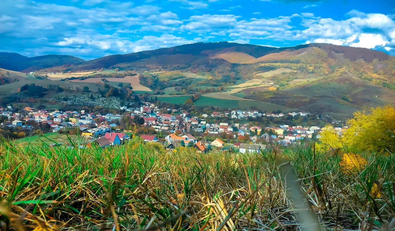 Vedere panoramică a unui sat din România