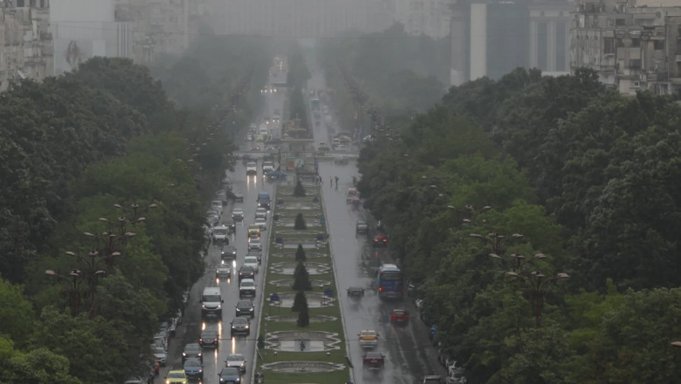 
    Se anunţă ploi torenţiale şi temperaturi scăzute în BucureştiFoto: Inquam Photos / Octav Ganea  