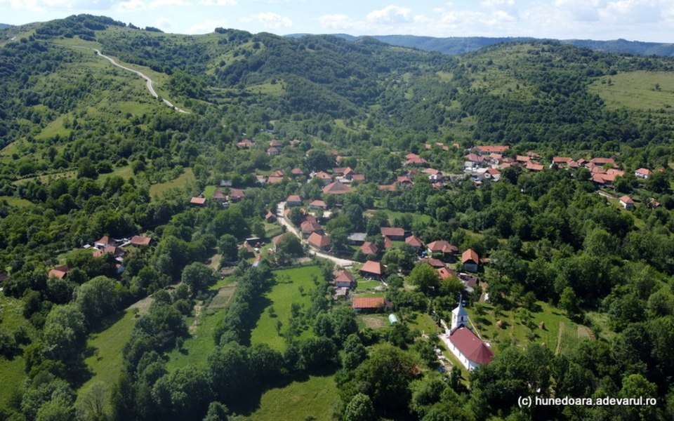 Cele mai mici sate din România redevin atractive. Șosele de vis construite până în creierii în Munților Poiana Ruscă