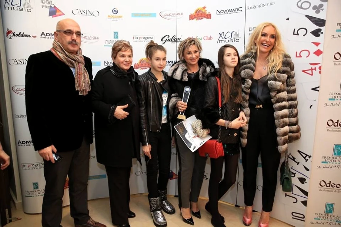 Anamaria Prodan împreună cu familia si Vica Blochina