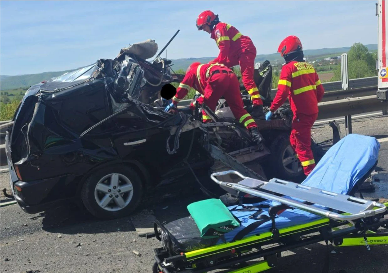 Accident grav cu trei victime pe A1 Sibiu–Sebeș. O persoană încarcerată a fost extrasă, traficul este blocat total
