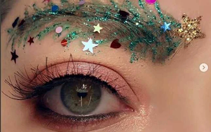 Împodobirea sprâncenelor de Crăciun, trendul inedit promovat de bloggerii de beauty din toată lumea