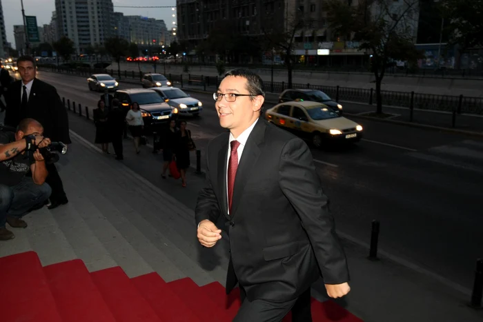 Victor Ponta a fost întâmpinat pe treptele Palatului de Justiţie de către ministrul Justiţiei, Robert Cazanciuc FOTO: Marian Iliescu