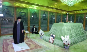 Liderul suprem iranian se roagă la mormântul fondatorului Republicii Islamice FOTO EPA EFE jpg