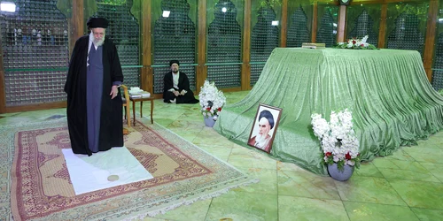 Liderul suprem iranian se roagă la mormântul fondatorului Republicii Islamice FOTO EPA EFE jpg