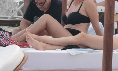 Andreea Esca, fotografiată la plajă  Cum arată prezentatoarea TV în costum de baie jpeg