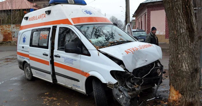 Ambulanţa s-a ciocnit frontal cu un copac aflat chiar în intersecţie. Foto: Marius Mototolea