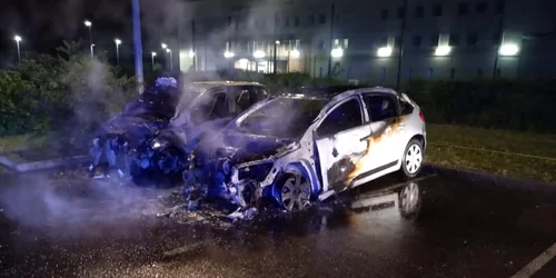 masini incendiate in fata inchisorilor din franta Foto X jpg