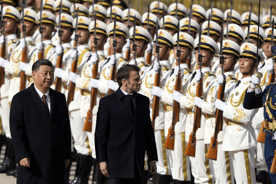 Macron, făcut praf de un politolog român. „În numele cui a vorbit? Decredibilizează UE”