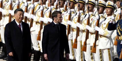 Macron primit cu onoruri militare de către Xi FOTO EPA EFE jpg