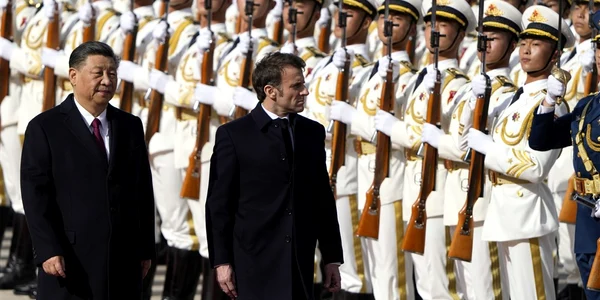 Macron primit cu onoruri militare de către Xi FOTO EPA EFE jpg