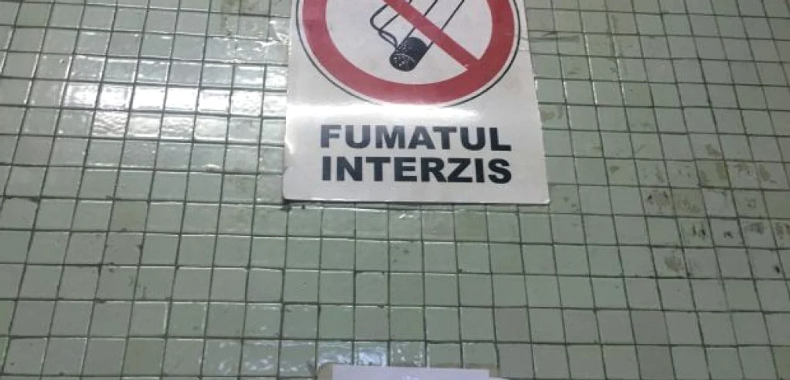 La Spitalul Judeţean din Craiova se fumează pe holuri 