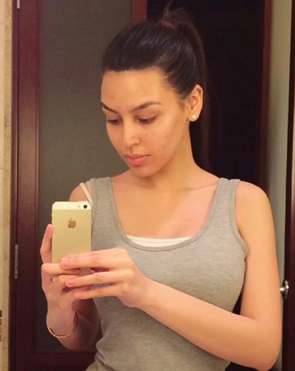 Chiar și nemachiată, Sonia Ali seamănă foarte bine cu Kim Kardashian