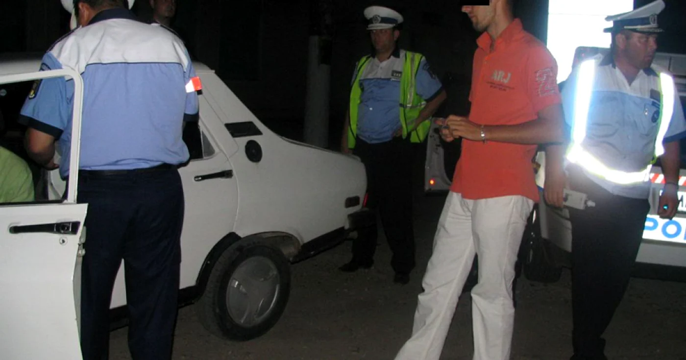 Poliţiştii olteni au dus "parlamentări" cu şoferii pentru a le afla alcoolemia  (FOTO: Adevărul)