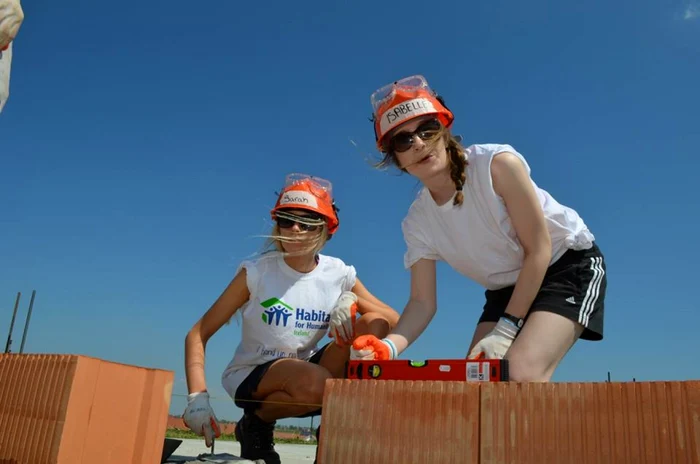 Voluntarii construiesc locuinte