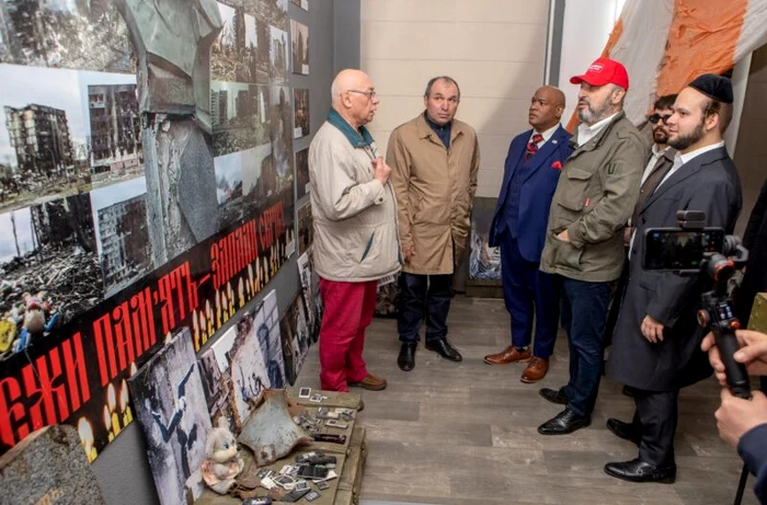 Pastorul Mark Burns a vizitat orașe eliberate de sub ocupație rusă FOTO FACEBOOK
