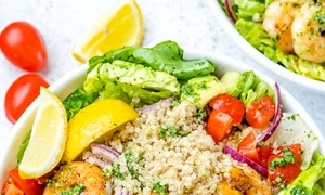 Boluri răcoritoare cu creveți, pesto și quinoa Foto Clean Food Crush dms jpg