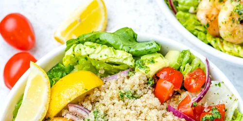 Boluri răcoritoare cu creveți, pesto și quinoa Foto Clean Food Crush dms jpg